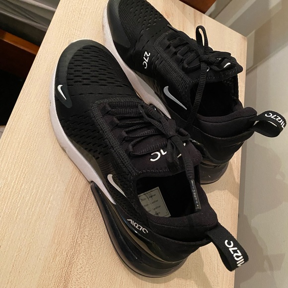 Nike air shoes like new no scratches at all only used twice - Picture 2 of 3